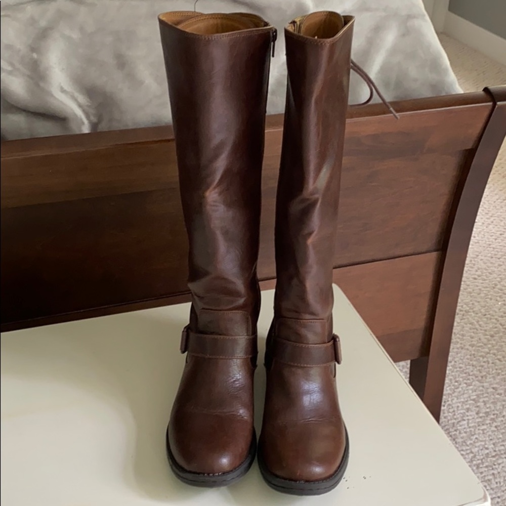 Brown zip up boots. Size 9.5.
